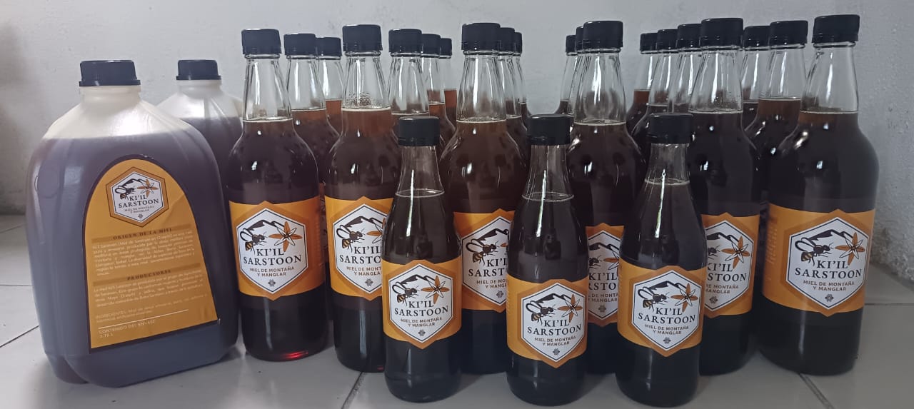 Botellas de miel producida